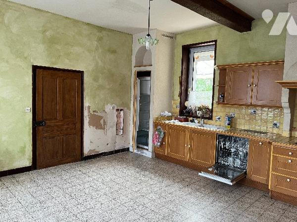Commune de POIX DE PICARDIE, sur un terrain de 5890m², une maison avec une grande dépendance