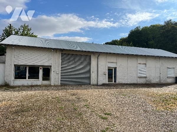 Commune de POIX DE PICARDIE, sur un terrain de 5890m², une maison avec une grande dépendance