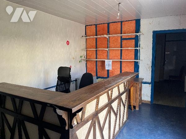 Commune de POIX DE PICARDIE, sur un terrain de 5890m², une maison avec une grande dépendance