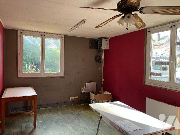 Commune de POIX DE PICARDIE, sur un terrain de 5890m², une maison avec une grande dépendance