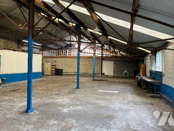 Commune de POIX DE PICARDIE, sur un terrain de 5890m², une maison avec une grande dépendance