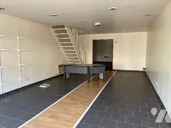 Commune de POIX DE PICARDIE, sur un terrain de 5890m², une maison avec une grande dépendance