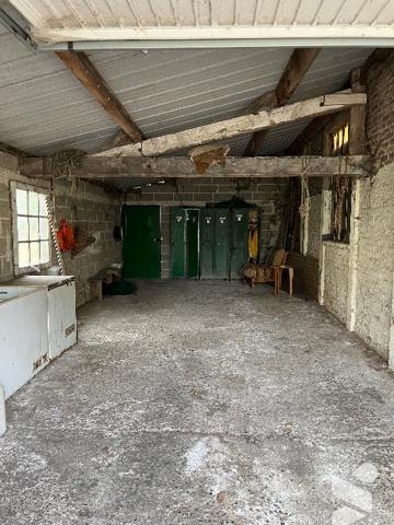 Commune de POIX DE PICARDIE, sur un terrain de 5890m², une maison avec une grande dépendance