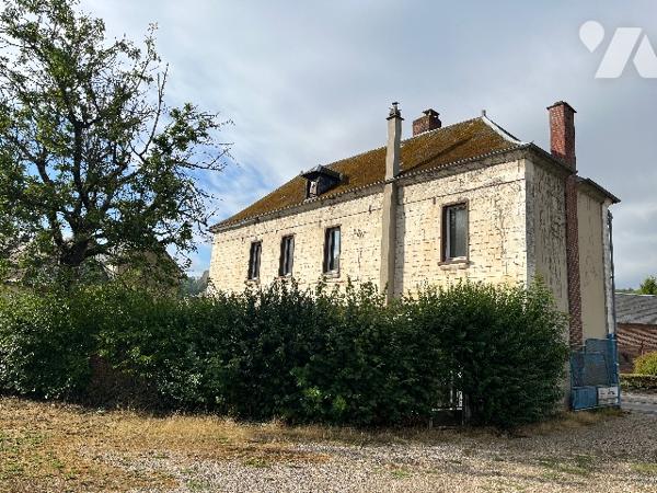 Commune de POIX DE PICARDIE, sur un terrain de 5890m², une maison avec une grande dépendance
