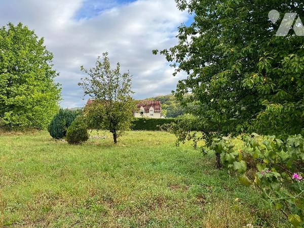 Commune de POIX DE PICARDIE, sur un terrain de 5890m², une maison avec une grande dépendance