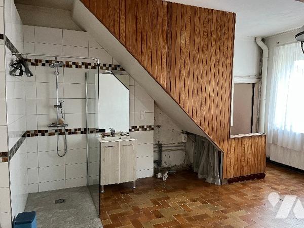 Commune de POIX DE PICARDIE, sur un terrain de 5890m², une maison avec une grande dépendance