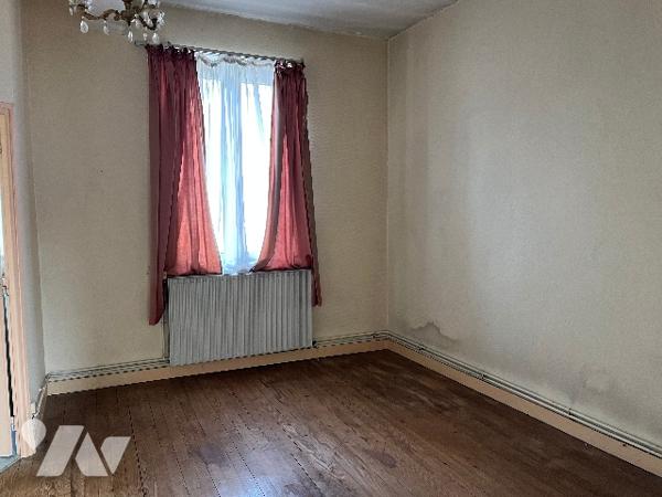 Commune de POIX DE PICARDIE, sur un terrain de 5890m², une maison avec une grande dépendance