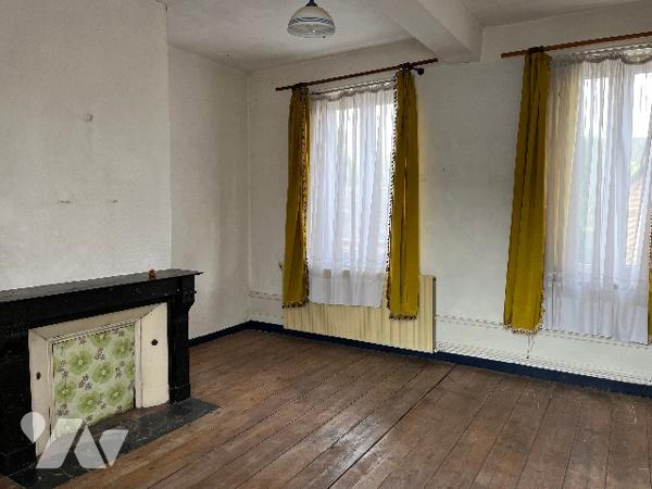 Commune de POIX DE PICARDIE, sur un terrain de 5890m², une maison avec une grande dépendance