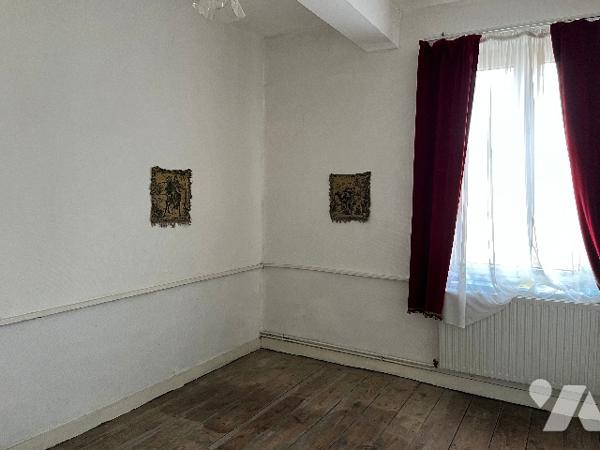 Commune de POIX DE PICARDIE, sur un terrain de 5890m², une maison avec une grande dépendance