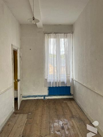 Commune de POIX DE PICARDIE, sur un terrain de 5890m², une maison avec une grande dépendance