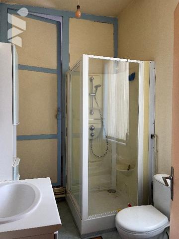 Commune de POIX DE PICARDIE, sur un terrain de 5890m², une maison avec une grande dépendance