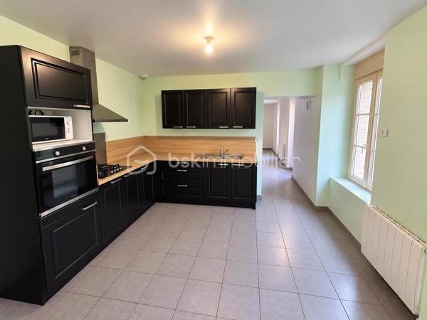 🏡 SUIPPES – MAISON RÉNOVÉE EN 2019 | 3 CHAMBRES – JARDIN – Atelier 
✨ 118 m² habitables • Rénovation complète • 3 chambres • 2 salles d’eau • Jardin • Atelier • DPE C
📍 Située à Suippes, découvrez cette maison mitoyenne entièrement rénovée en 2019, offrant de beaux volumes et un agencement idéal pour une vie de famille.
Avec ses 118 m² habitables, ses 3 chambres dont une au rez-de-chaussée avec salle d’eau attenante, et ses espaces annexes, cette maison réunit confort et fonctionnalité.
━━━━━━━━━━━━━━━━━━ 🏠 AGENCEMENT ━━━━━━━━━━━━━━━━━━
🔹 Au rez-de-chaussée :
🛋️ Spacieux salon indépendant de 30 m²
🍽️ Cuisine séparée de 13 m²
🛏️ Chambre avec salle d’eau attenante
🚻 WC indépendant
🔹 À l’étage :
🛏️ 2 belles chambres, dont une de 20 m²
🛁 Une grande  salle d’eau
━━━━━━━━━━━━━━━━━━ 🌿 EXTÉRIEUR & ANNEXES ━━━━━━━━━━━━━━━━━━
🌳 Jardin pour profiter des beaux jours non attenant à la maison . 
🔧 Atelier, idéal pour le bricolage ou le rangement
━━━━━━━━━━━━━━━━━━ 🔥 CONFORT & ÉQUIPEMENTS ━━━━━━━━━━━━━━━━━━
✔️ Maison entièrement rénovée en 2019
✔️ Chauffage électrique programmable
🪵 Poêle à granulés en complément
🪟 Fenêtres PVC double vitrage
🌬️ VMC hygroréglable
━━━━━━━━━━━━━━━━━━ ⭐ LES POINTS FORTS
━━━━━━━━━━━━━━━━━━
✅ Rénovation complète en 2019
✅ Chambre et salle d’eau au rez-de-chaussée
✅ Beaux volumes avec salon de 30 m²
✅ Bonne performance énergétique : DPE C