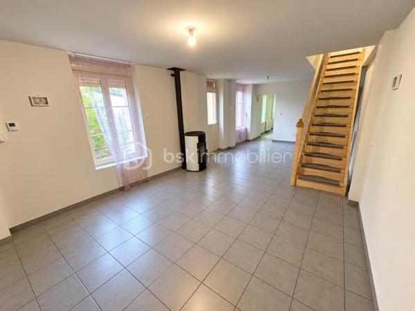 🏡 SUIPPES – MAISON RÉNOVÉE EN 2019 | 3 CHAMBRES – JARDIN – Atelier 
✨ 118 m² habitables • Rénovation complète • 3 chambres • 2 salles d’eau • Jardin • Atelier • DPE C
📍 Située à Suippes, découvrez cette maison mitoyenne entièrement rénovée en 2019, offrant de beaux volumes et un agencement idéal pour une vie de famille.
Avec ses 118 m² habitables, ses 3 chambres dont une au rez-de-chaussée avec salle d’eau attenante, et ses espaces annexes, cette maison réunit confort et fonctionnalité.
━━━━━━━━━━━━━━━━━━ 🏠 AGENCEMENT ━━━━━━━━━━━━━━━━━━
🔹 Au rez-de-chaussée :
🛋️ Spacieux salon indépendant de 30 m²
🍽️ Cuisine séparée de 13 m²
🛏️ Chambre avec salle d’eau attenante
🚻 WC indépendant
🔹 À l’étage :
🛏️ 2 belles chambres, dont une de 20 m²
🛁 Une grande  salle d’eau
━━━━━━━━━━━━━━━━━━ 🌿 EXTÉRIEUR & ANNEXES ━━━━━━━━━━━━━━━━━━
🌳 Jardin pour profiter des beaux jours non attenant à la maison . 
🔧 Atelier, idéal pour le bricolage ou le rangement
━━━━━━━━━━━━━━━━━━ 🔥 CONFORT & ÉQUIPEMENTS ━━━━━━━━━━━━━━━━━━
✔️ Maison entièrement rénovée en 2019
✔️ Chauffage électrique programmable
🪵 Poêle à granulés en complément
🪟 Fenêtres PVC double vitrage
🌬️ VMC hygroréglable
━━━━━━━━━━━━━━━━━━ ⭐ LES POINTS FORTS
━━━━━━━━━━━━━━━━━━
✅ Rénovation complète en 2019
✅ Chambre et salle d’eau au rez-de-chaussée
✅ Beaux volumes avec salon de 30 m²
✅ Bonne performance énergétique : DPE C
