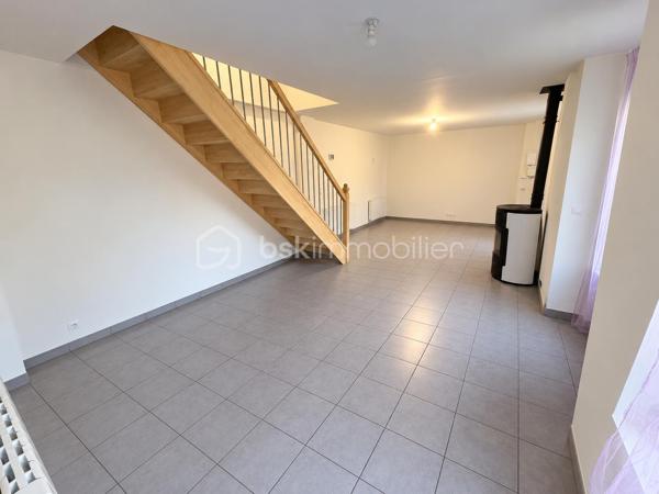 🏡 SUIPPES – MAISON RÉNOVÉE EN 2019 | 3 CHAMBRES – JARDIN – Atelier 
✨ 118 m² habitables • Rénovation complète • 3 chambres • 2 salles d’eau • Jardin • Atelier • DPE C
📍 Située à Suippes, découvrez cette maison mitoyenne entièrement rénovée en 2019, offrant de beaux volumes et un agencement idéal pour une vie de famille.
Avec ses 118 m² habitables, ses 3 chambres dont une au rez-de-chaussée avec salle d’eau attenante, et ses espaces annexes, cette maison réunit confort et fonctionnalité.
━━━━━━━━━━━━━━━━━━ 🏠 AGENCEMENT ━━━━━━━━━━━━━━━━━━
🔹 Au rez-de-chaussée :
🛋️ Spacieux salon indépendant de 30 m²
🍽️ Cuisine séparée de 13 m²
🛏️ Chambre avec salle d’eau attenante
🚻 WC indépendant
🔹 À l’étage :
🛏️ 2 belles chambres, dont une de 20 m²
🛁 Une grande  salle d’eau
━━━━━━━━━━━━━━━━━━ 🌿 EXTÉRIEUR & ANNEXES ━━━━━━━━━━━━━━━━━━
🌳 Jardin pour profiter des beaux jours non attenant à la maison . 
🔧 Atelier, idéal pour le bricolage ou le rangement
━━━━━━━━━━━━━━━━━━ 🔥 CONFORT & ÉQUIPEMENTS ━━━━━━━━━━━━━━━━━━
✔️ Maison entièrement rénovée en 2019
✔️ Chauffage électrique programmable
🪵 Poêle à granulés en complément
🪟 Fenêtres PVC double vitrage
🌬️ VMC hygroréglable
━━━━━━━━━━━━━━━━━━ ⭐ LES POINTS FORTS
━━━━━━━━━━━━━━━━━━
✅ Rénovation complète en 2019
✅ Chambre et salle d’eau au rez-de-chaussée
✅ Beaux volumes avec salon de 30 m²
✅ Bonne performance énergétique : DPE C