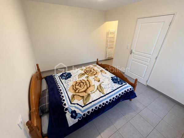 🏡 SUIPPES – MAISON RÉNOVÉE EN 2019 | 3 CHAMBRES – JARDIN – Atelier 
✨ 118 m² habitables • Rénovation complète • 3 chambres • 2 salles d’eau • Jardin • Atelier • DPE C
📍 Située à Suippes, découvrez cette maison mitoyenne entièrement rénovée en 2019, offrant de beaux volumes et un agencement idéal pour une vie de famille.
Avec ses 118 m² habitables, ses 3 chambres dont une au rez-de-chaussée avec salle d’eau attenante, et ses espaces annexes, cette maison réunit confort et fonctionnalité.
━━━━━━━━━━━━━━━━━━ 🏠 AGENCEMENT ━━━━━━━━━━━━━━━━━━
🔹 Au rez-de-chaussée :
🛋️ Spacieux salon indépendant de 30 m²
🍽️ Cuisine séparée de 13 m²
🛏️ Chambre avec salle d’eau attenante
🚻 WC indépendant
🔹 À l’étage :
🛏️ 2 belles chambres, dont une de 20 m²
🛁 Une grande  salle d’eau
━━━━━━━━━━━━━━━━━━ 🌿 EXTÉRIEUR & ANNEXES ━━━━━━━━━━━━━━━━━━
🌳 Jardin pour profiter des beaux jours non attenant à la maison . 
🔧 Atelier, idéal pour le bricolage ou le rangement
━━━━━━━━━━━━━━━━━━ 🔥 CONFORT & ÉQUIPEMENTS ━━━━━━━━━━━━━━━━━━
✔️ Maison entièrement rénovée en 2019
✔️ Chauffage électrique programmable
🪵 Poêle à granulés en complément
🪟 Fenêtres PVC double vitrage
🌬️ VMC hygroréglable
━━━━━━━━━━━━━━━━━━ ⭐ LES POINTS FORTS
━━━━━━━━━━━━━━━━━━
✅ Rénovation complète en 2019
✅ Chambre et salle d’eau au rez-de-chaussée
✅ Beaux volumes avec salon de 30 m²
✅ Bonne performance énergétique : DPE C