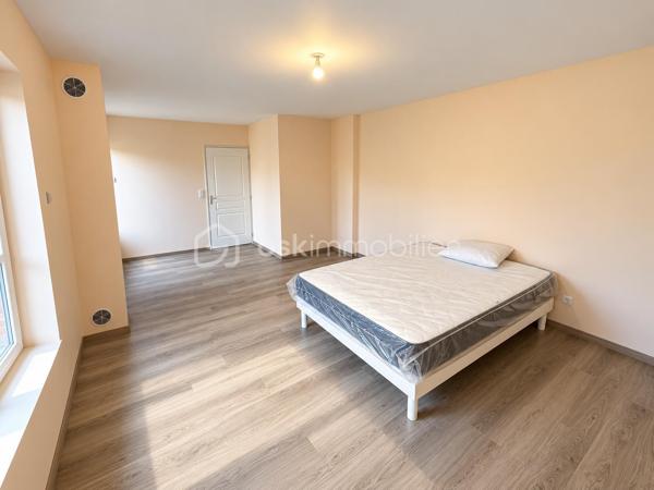 🏡 SUIPPES – MAISON RÉNOVÉE EN 2019 | 3 CHAMBRES – JARDIN – Atelier 
✨ 118 m² habitables • Rénovation complète • 3 chambres • 2 salles d’eau • Jardin • Atelier • DPE C
📍 Située à Suippes, découvrez cette maison mitoyenne entièrement rénovée en 2019, offrant de beaux volumes et un agencement idéal pour une vie de famille.
Avec ses 118 m² habitables, ses 3 chambres dont une au rez-de-chaussée avec salle d’eau attenante, et ses espaces annexes, cette maison réunit confort et fonctionnalité.
━━━━━━━━━━━━━━━━━━ 🏠 AGENCEMENT ━━━━━━━━━━━━━━━━━━
🔹 Au rez-de-chaussée :
🛋️ Spacieux salon indépendant de 30 m²
🍽️ Cuisine séparée de 13 m²
🛏️ Chambre avec salle d’eau attenante
🚻 WC indépendant
🔹 À l’étage :
🛏️ 2 belles chambres, dont une de 20 m²
🛁 Une grande  salle d’eau
━━━━━━━━━━━━━━━━━━ 🌿 EXTÉRIEUR & ANNEXES ━━━━━━━━━━━━━━━━━━
🌳 Jardin pour profiter des beaux jours non attenant à la maison . 
🔧 Atelier, idéal pour le bricolage ou le rangement
━━━━━━━━━━━━━━━━━━ 🔥 CONFORT & ÉQUIPEMENTS ━━━━━━━━━━━━━━━━━━
✔️ Maison entièrement rénovée en 2019
✔️ Chauffage électrique programmable
🪵 Poêle à granulés en complément
🪟 Fenêtres PVC double vitrage
🌬️ VMC hygroréglable
━━━━━━━━━━━━━━━━━━ ⭐ LES POINTS FORTS
━━━━━━━━━━━━━━━━━━
✅ Rénovation complète en 2019
✅ Chambre et salle d’eau au rez-de-chaussée
✅ Beaux volumes avec salon de 30 m²
✅ Bonne performance énergétique : DPE C