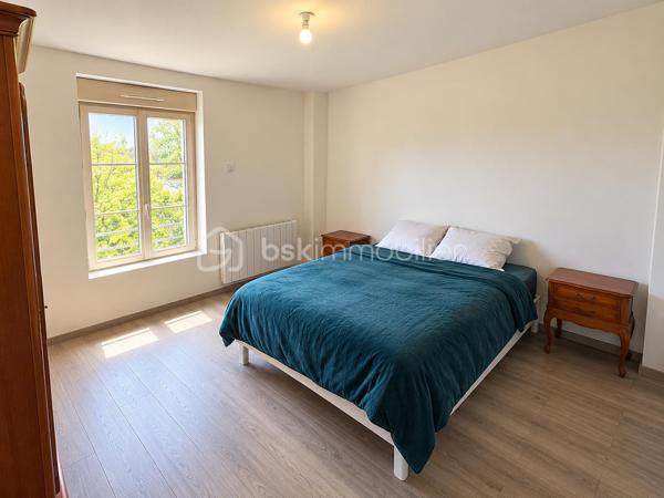 🏡 SUIPPES – MAISON RÉNOVÉE EN 2019 | 3 CHAMBRES – JARDIN – Atelier 
✨ 118 m² habitables • Rénovation complète • 3 chambres • 2 salles d’eau • Jardin • Atelier • DPE C
📍 Située à Suippes, découvrez cette maison mitoyenne entièrement rénovée en 2019, offrant de beaux volumes et un agencement idéal pour une vie de famille.
Avec ses 118 m² habitables, ses 3 chambres dont une au rez-de-chaussée avec salle d’eau attenante, et ses espaces annexes, cette maison réunit confort et fonctionnalité.
━━━━━━━━━━━━━━━━━━ 🏠 AGENCEMENT ━━━━━━━━━━━━━━━━━━
🔹 Au rez-de-chaussée :
🛋️ Spacieux salon indépendant de 30 m²
🍽️ Cuisine séparée de 13 m²
🛏️ Chambre avec salle d’eau attenante
🚻 WC indépendant
🔹 À l’étage :
🛏️ 2 belles chambres, dont une de 20 m²
🛁 Une grande  salle d’eau
━━━━━━━━━━━━━━━━━━ 🌿 EXTÉRIEUR & ANNEXES ━━━━━━━━━━━━━━━━━━
🌳 Jardin pour profiter des beaux jours non attenant à la maison . 
🔧 Atelier, idéal pour le bricolage ou le rangement
━━━━━━━━━━━━━━━━━━ 🔥 CONFORT & ÉQUIPEMENTS ━━━━━━━━━━━━━━━━━━
✔️ Maison entièrement rénovée en 2019
✔️ Chauffage électrique programmable
🪵 Poêle à granulés en complément
🪟 Fenêtres PVC double vitrage
🌬️ VMC hygroréglable
━━━━━━━━━━━━━━━━━━ ⭐ LES POINTS FORTS
━━━━━━━━━━━━━━━━━━
✅ Rénovation complète en 2019
✅ Chambre et salle d’eau au rez-de-chaussée
✅ Beaux volumes avec salon de 30 m²
✅ Bonne performance énergétique : DPE C