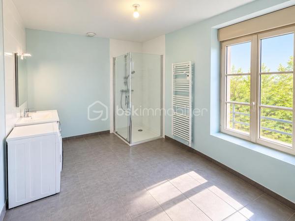 🏡 SUIPPES – MAISON RÉNOVÉE EN 2019 | 3 CHAMBRES – JARDIN – Atelier 
✨ 118 m² habitables • Rénovation complète • 3 chambres • 2 salles d’eau • Jardin • Atelier • DPE C
📍 Située à Suippes, découvrez cette maison mitoyenne entièrement rénovée en 2019, offrant de beaux volumes et un agencement idéal pour une vie de famille.
Avec ses 118 m² habitables, ses 3 chambres dont une au rez-de-chaussée avec salle d’eau attenante, et ses espaces annexes, cette maison réunit confort et fonctionnalité.
━━━━━━━━━━━━━━━━━━ 🏠 AGENCEMENT ━━━━━━━━━━━━━━━━━━
🔹 Au rez-de-chaussée :
🛋️ Spacieux salon indépendant de 30 m²
🍽️ Cuisine séparée de 13 m²
🛏️ Chambre avec salle d’eau attenante
🚻 WC indépendant
🔹 À l’étage :
🛏️ 2 belles chambres, dont une de 20 m²
🛁 Une grande  salle d’eau
━━━━━━━━━━━━━━━━━━ 🌿 EXTÉRIEUR & ANNEXES ━━━━━━━━━━━━━━━━━━
🌳 Jardin pour profiter des beaux jours non attenant à la maison . 
🔧 Atelier, idéal pour le bricolage ou le rangement
━━━━━━━━━━━━━━━━━━ 🔥 CONFORT & ÉQUIPEMENTS ━━━━━━━━━━━━━━━━━━
✔️ Maison entièrement rénovée en 2019
✔️ Chauffage électrique programmable
🪵 Poêle à granulés en complément
🪟 Fenêtres PVC double vitrage
🌬️ VMC hygroréglable
━━━━━━━━━━━━━━━━━━ ⭐ LES POINTS FORTS
━━━━━━━━━━━━━━━━━━
✅ Rénovation complète en 2019
✅ Chambre et salle d’eau au rez-de-chaussée
✅ Beaux volumes avec salon de 30 m²
✅ Bonne performance énergétique : DPE C