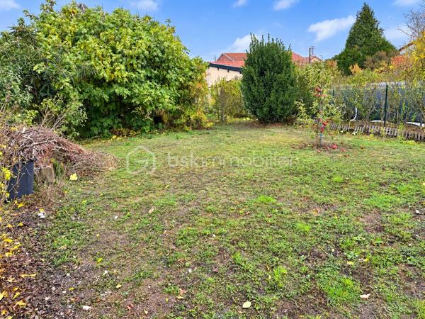🏡 SUIPPES – MAISON RÉNOVÉE EN 2019 | 3 CHAMBRES – JARDIN – Atelier 
✨ 118 m² habitables • Rénovation complète • 3 chambres • 2 salles d’eau • Jardin • Atelier • DPE C
📍 Située à Suippes, découvrez cette maison mitoyenne entièrement rénovée en 2019, offrant de beaux volumes et un agencement idéal pour une vie de famille.
Avec ses 118 m² habitables, ses 3 chambres dont une au rez-de-chaussée avec salle d’eau attenante, et ses espaces annexes, cette maison réunit confort et fonctionnalité.
━━━━━━━━━━━━━━━━━━ 🏠 AGENCEMENT ━━━━━━━━━━━━━━━━━━
🔹 Au rez-de-chaussée :
🛋️ Spacieux salon indépendant de 30 m²
🍽️ Cuisine séparée de 13 m²
🛏️ Chambre avec salle d’eau attenante
🚻 WC indépendant
🔹 À l’étage :
🛏️ 2 belles chambres, dont une de 20 m²
🛁 Une grande  salle d’eau
━━━━━━━━━━━━━━━━━━ 🌿 EXTÉRIEUR & ANNEXES ━━━━━━━━━━━━━━━━━━
🌳 Jardin pour profiter des beaux jours non attenant à la maison . 
🔧 Atelier, idéal pour le bricolage ou le rangement
━━━━━━━━━━━━━━━━━━ 🔥 CONFORT & ÉQUIPEMENTS ━━━━━━━━━━━━━━━━━━
✔️ Maison entièrement rénovée en 2019
✔️ Chauffage électrique programmable
🪵 Poêle à granulés en complément
🪟 Fenêtres PVC double vitrage
🌬️ VMC hygroréglable
━━━━━━━━━━━━━━━━━━ ⭐ LES POINTS FORTS
━━━━━━━━━━━━━━━━━━
✅ Rénovation complète en 2019
✅ Chambre et salle d’eau au rez-de-chaussée
✅ Beaux volumes avec salon de 30 m²
✅ Bonne performance énergétique : DPE C