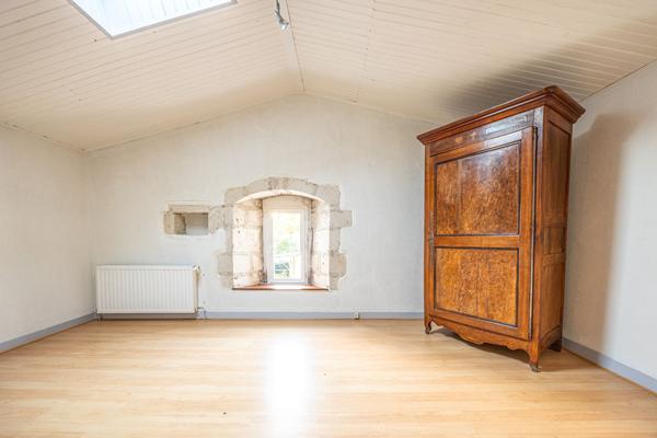 Maison de caractère + annexe à fort potentiel à Echiré