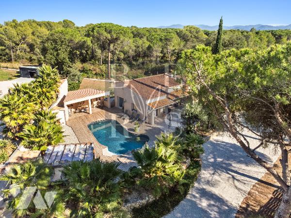 Villa d'environ 200m², 4 chambres, prestations soignées, sur un terrain de 2576m².