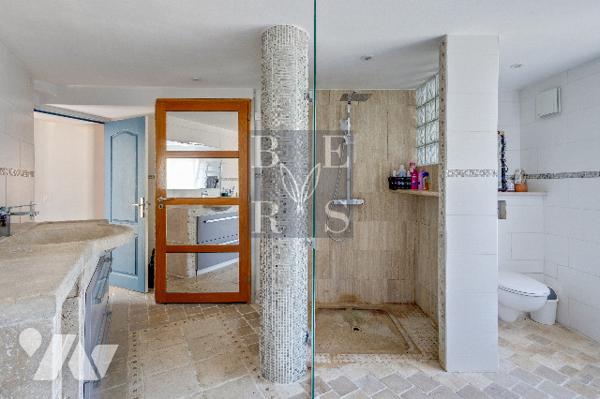 Villa d'environ 200m², 4 chambres, prestations soignées, sur un terrain de 2576m².