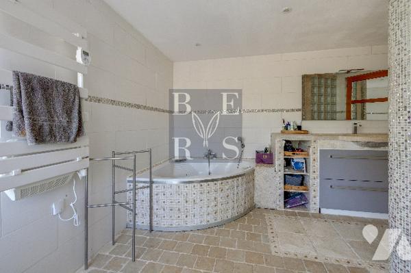 Villa d'environ 200m², 4 chambres, prestations soignées, sur un terrain de 2576m².