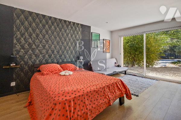 Villa d'environ 200m², 4 chambres, prestations soignées, sur un terrain de 2576m².