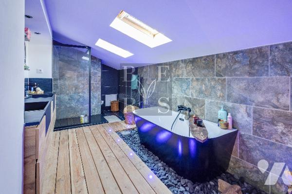 Villa d'environ 200m², 4 chambres, prestations soignées, sur un terrain de 2576m².