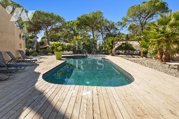 Villa d’exception 200 m² avec piscine et studio sur terrain de 2576 m² au calme