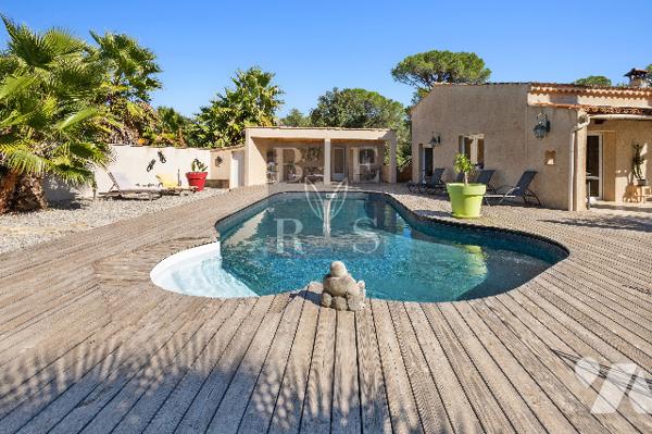 Villa d'environ 200m², 4 chambres, prestations soignées, sur un terrain de 2576m².