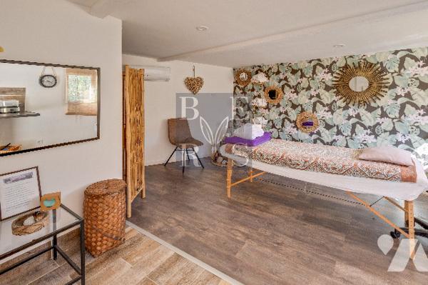 Villa d'environ 200m², 4 chambres, prestations soignées, sur un terrain de 2576m².