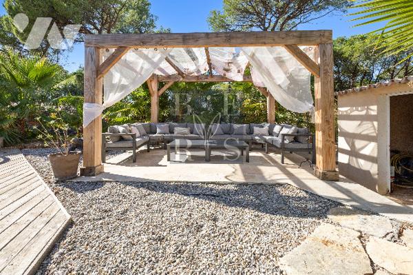 Villa d'environ 200m², 4 chambres, prestations soignées, sur un terrain de 2576m².