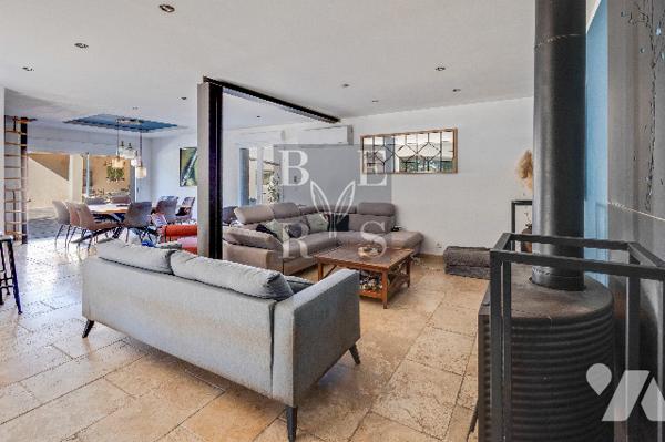 Villa d'environ 200m², 4 chambres, prestations soignées, sur un terrain de 2576m².