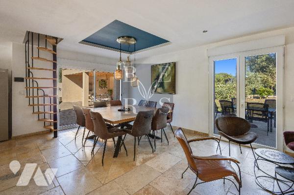 Villa d'environ 200m², 4 chambres, prestations soignées, sur un terrain de 2576m².