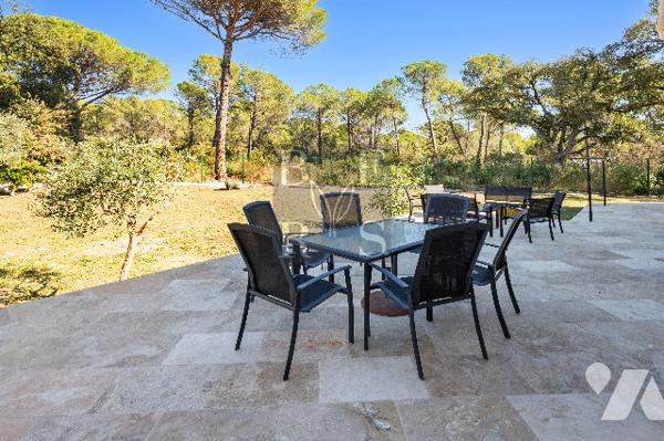 Villa d'environ 200m², 4 chambres, prestations soignées, sur un terrain de 2576m².