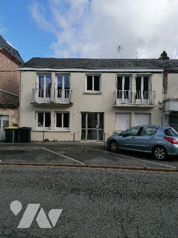 Un immeuble, sur-sous-sol, comprenant deux studios au rez-de-chaussée et  deux studios à l'étage,