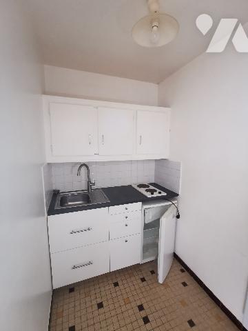 Un immeuble, sur-sous-sol, comprenant deux studios au rez-de-chaussée et  deux studios à l'étage,