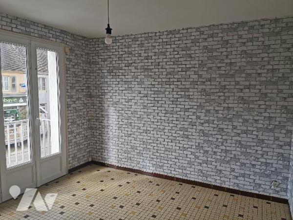 Un immeuble, sur-sous-sol, comprenant deux studios au rez-de-chaussée et  deux studios à l'étage,