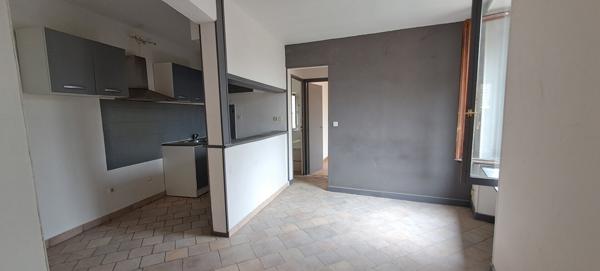 Appartement 2 pièces en centre-ville d'Etampes à seulement à 600 mètres de la gare RER C et TER