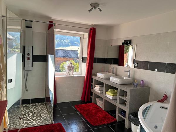 belle maison en pierres rénovée avec piscine