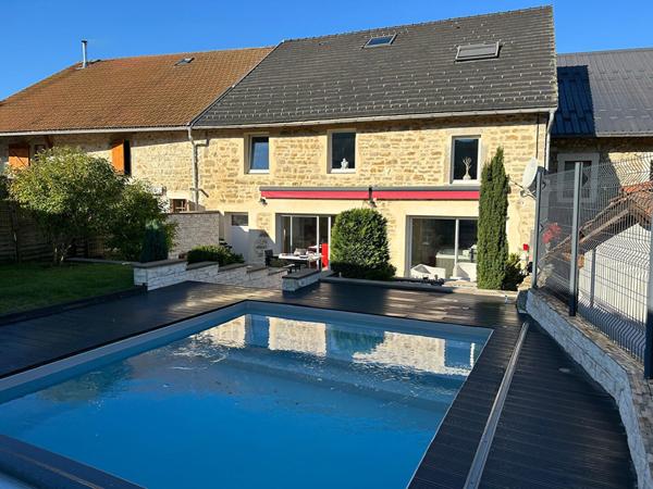 belle maison en pierres rénovée avec piscine