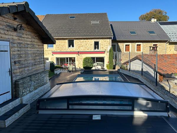 belle maison en pierres rénovée avec piscine