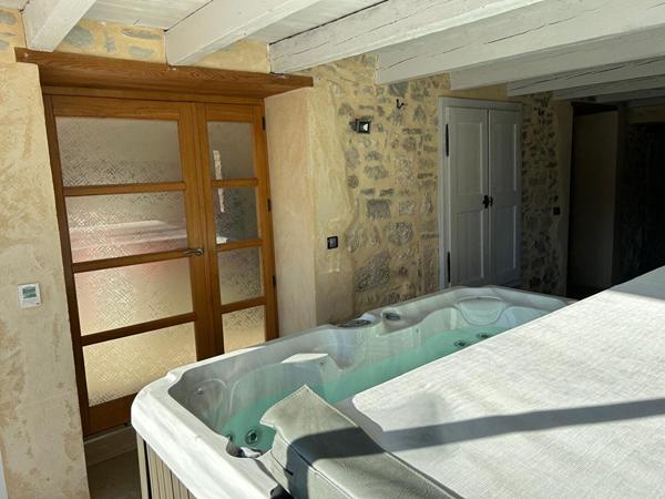 belle maison en pierres rénovée avec piscine