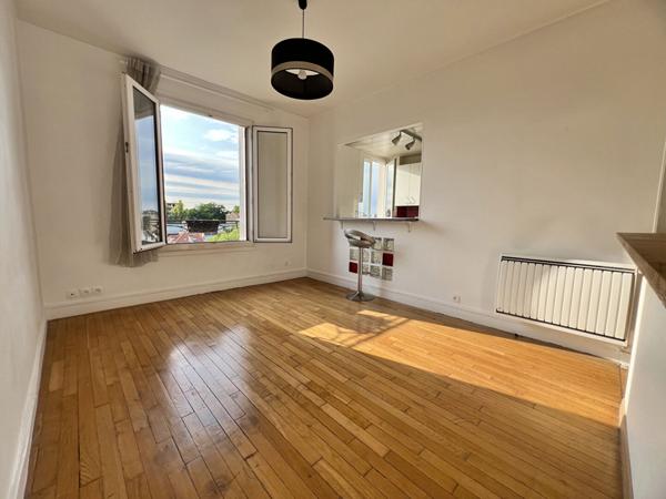 La Varenne - 2P étage élevé avec balconnet - Charme de l'ancien