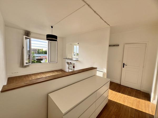 La Varenne - 2P étage élevé avec balconnet - Charme de l'ancien