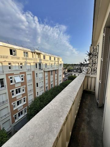 La Varenne - 2P étage élevé avec balconnet - Charme de l'ancien