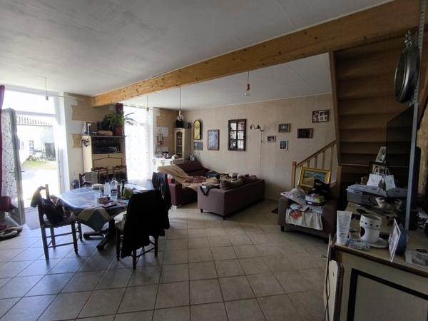 Maison à vendre 192 240 € Montguyon 6 p 183 m² DPE D