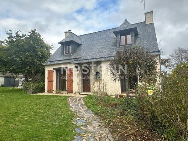 Maison dans le bourg de Bohal, au calme.