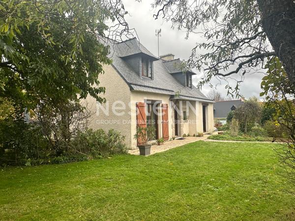 Maison dans le bourg de Bohal, au calme.